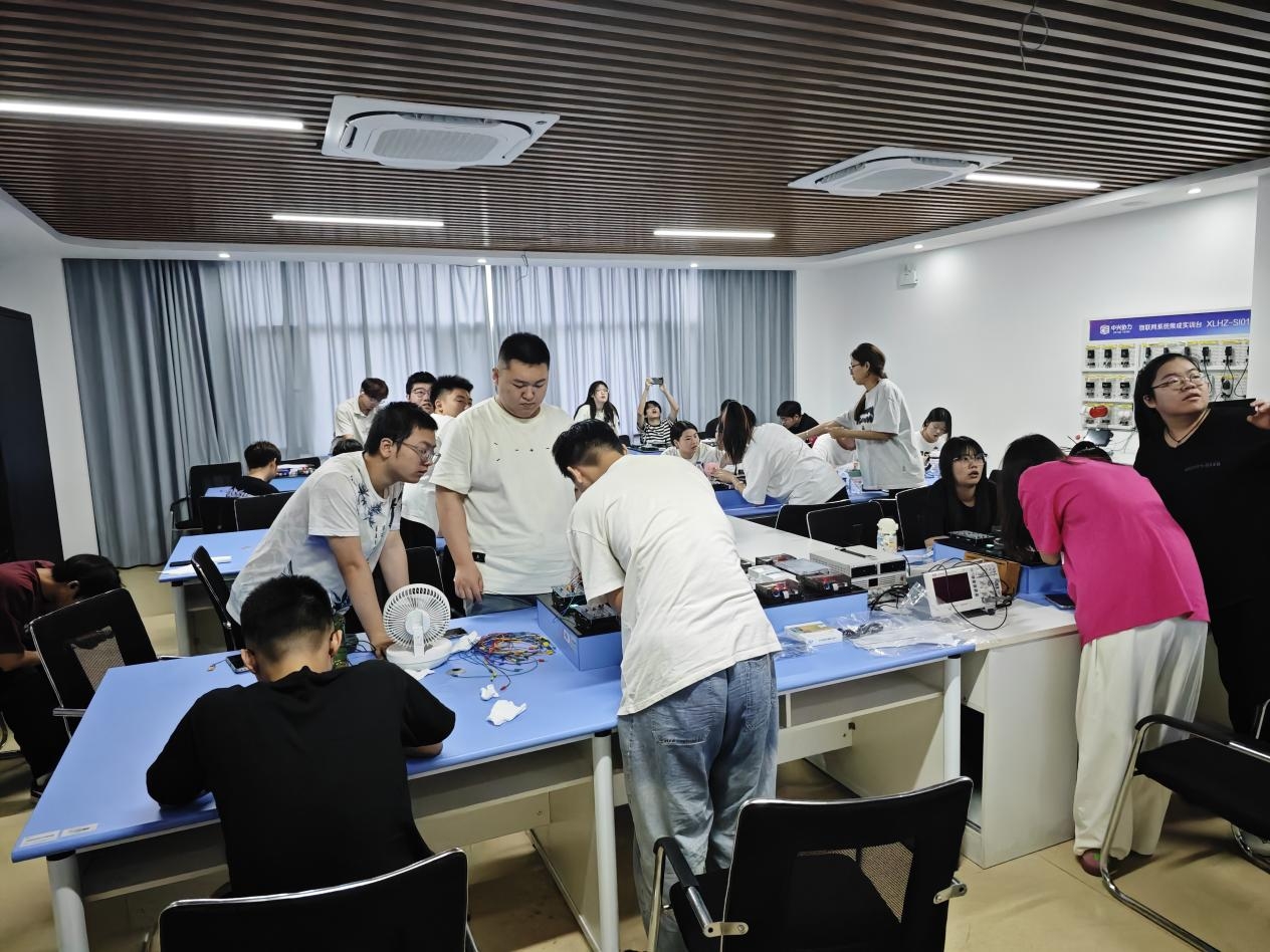 企業(yè)工程師走進“滄州職業(yè)技術(shù)學院—華為ICT學院”開展實訓(xùn)。常秀穎攝